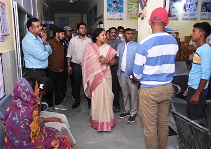 *मंत्री लक्ष्मी राजवाड़े ने सूरजपुर जिले के ग्राम भांड़ी में उल्टी-दस्त से पीड़ित ग्रामीणों से की मुलाकात*