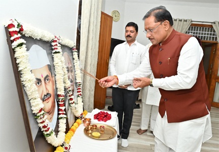 *मुख्यमंत्री साय ने राष्ट्रपिता महात्मा गांधी और पूर्व प्रधानमंत्री लाल बहादुर शास्त्री को उनकी जयंती पर किया नमन*