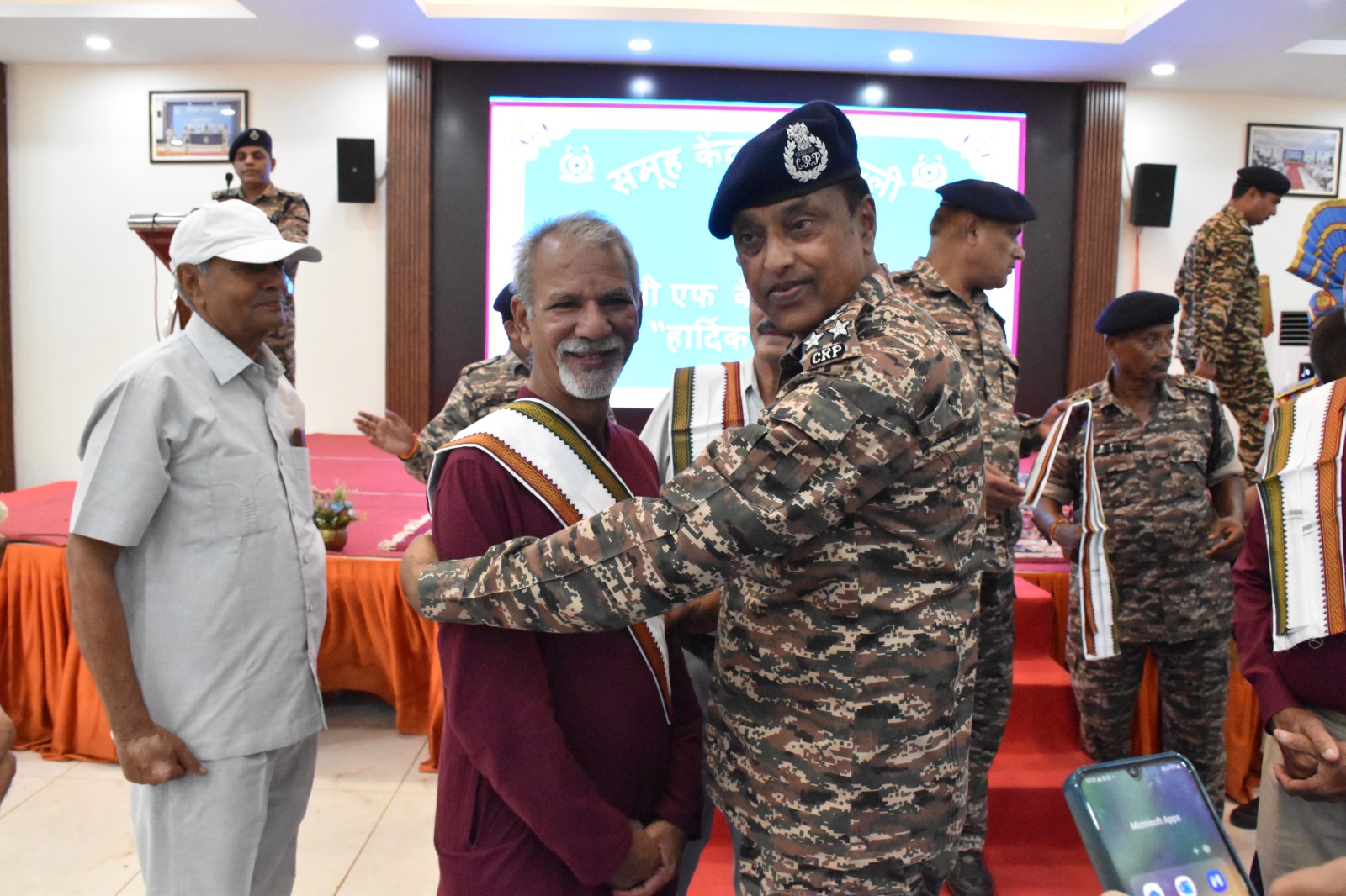 *वार्ब मीटिंग के दौरान 1975 में 50 साल पूर्व भर्ती हुए जवानों का डीआईजी महोदय ने किया मान सम्मान*