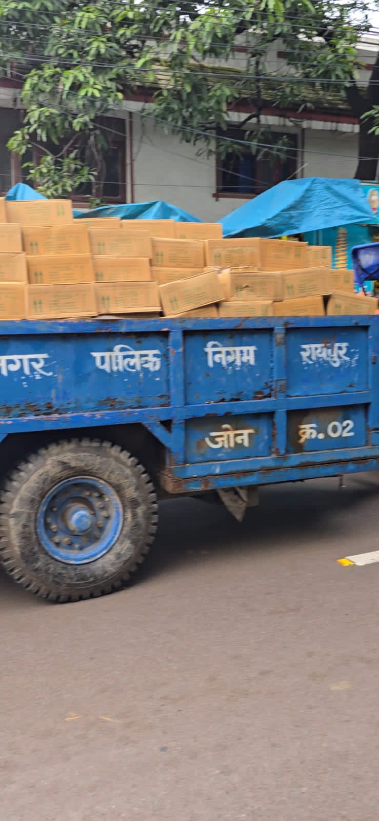 *रायपुर,,बड़ी खबर: निगम के ट्रैक्टर बने निजी नौकर — डीज़ल की खपत बढ़ी,,,कर्मियों से निजी काम करवाए जा रहे हैं!*