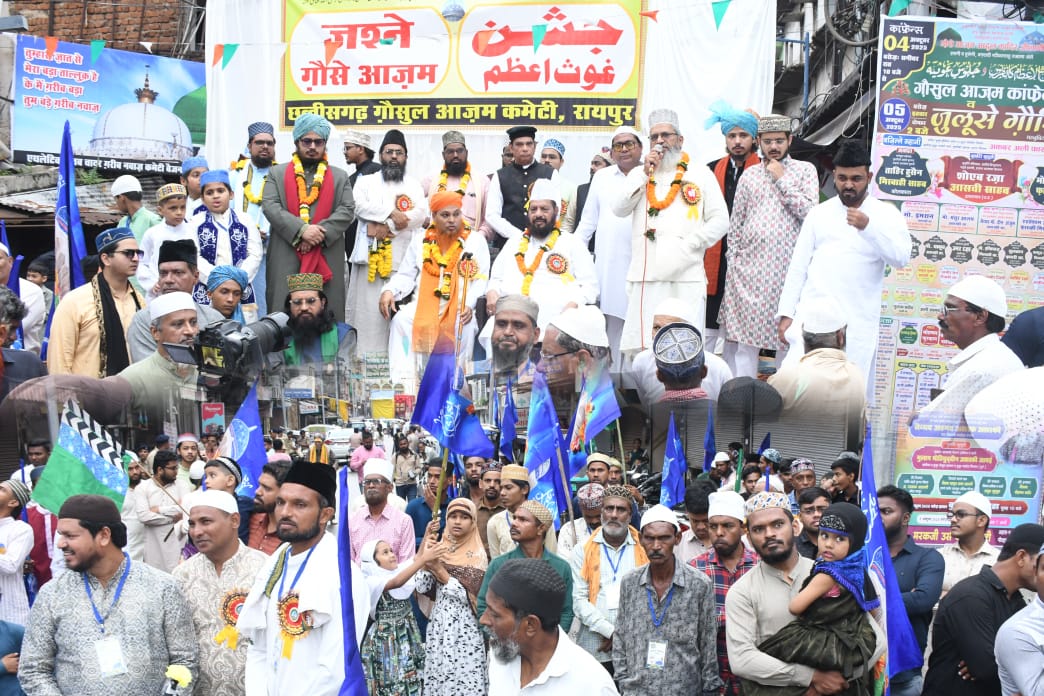 *रायपुर,,जुलूस-ऐ- गौसिया का जगह जगह किया गया फूल बरसा कर इस्तकबाल,,,सियासत दर्पण न्यूज़ की खबर*