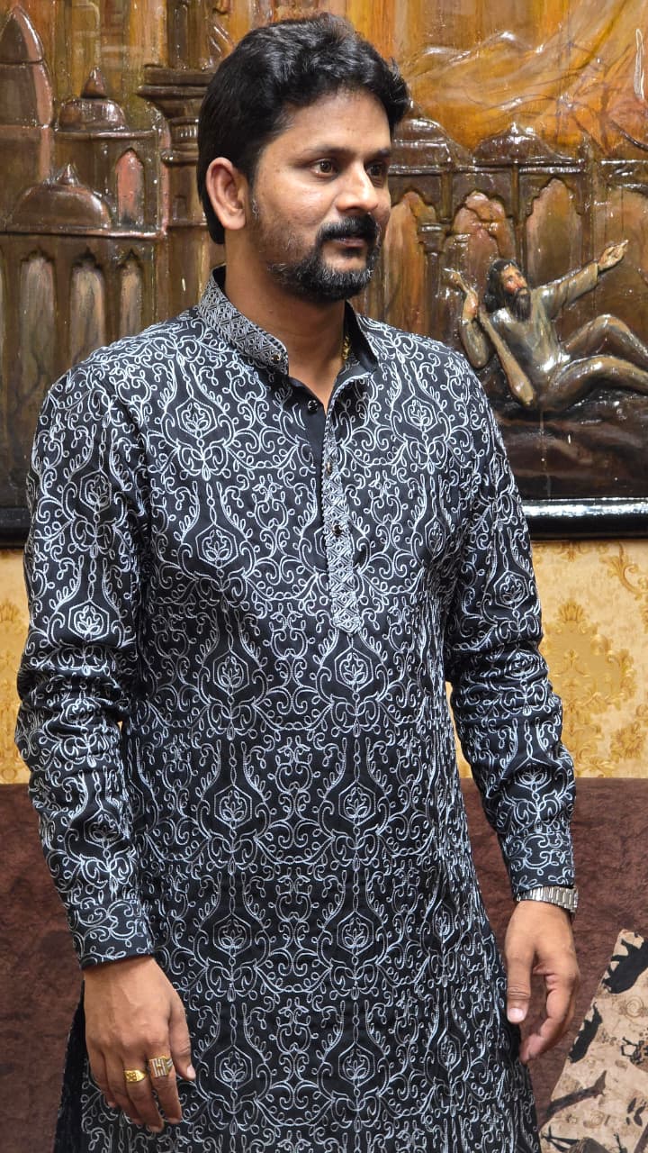*रायपुर,,पूर्व पार्षद बंटी होरा ने किया महिलाओं के लिए निःशुल्क मेंहदी लगाने की व्यवस्था और उपहार वितरण।*