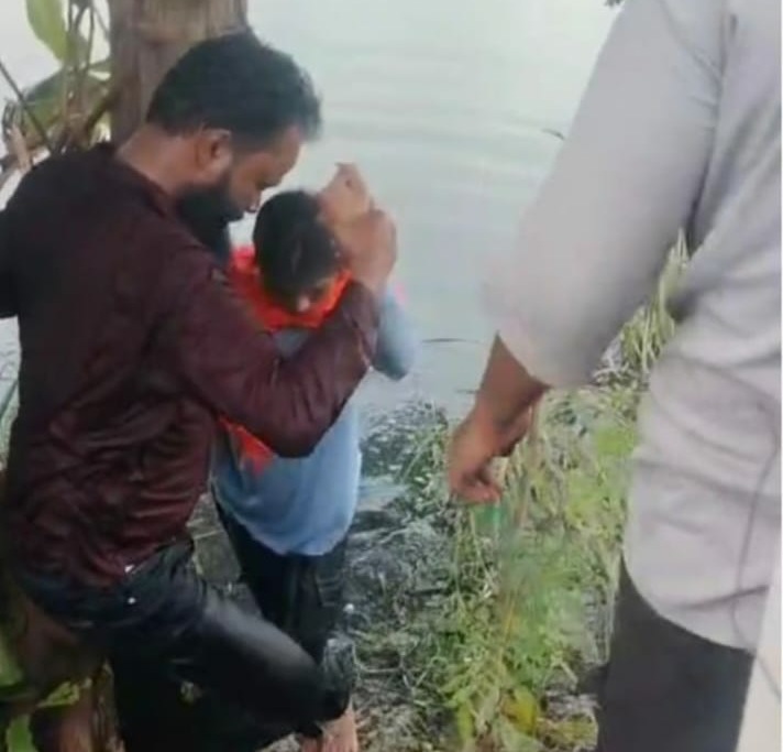*रायपुर,,मृत्यु की तलाश में युवती ने लगाई छलांग। वसीम खान मम्मा ने बचाई जान,,सियासत दर्पण न्यूज़ रायपुर की रिपोर्ट*