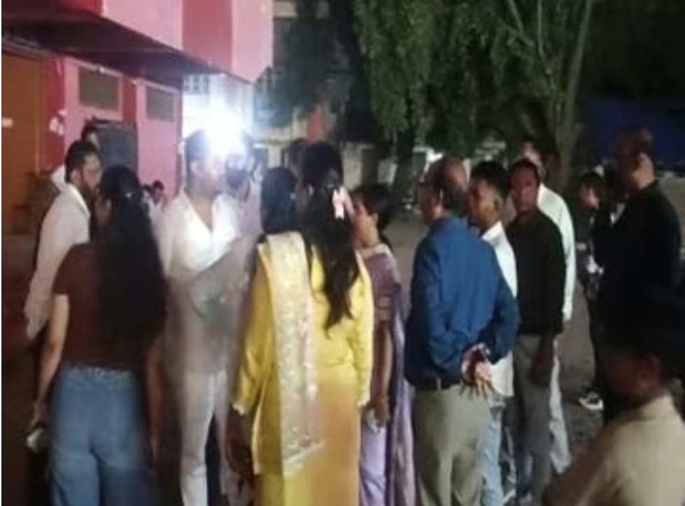 *रायपुर, सालेम इंग्लिश स्कूल में ईसाई समाज के दो पक्षों के बीच जमकर हंगामा,21 लोगों के खिलाफ विभिन्न धाराओं में अपराध दर्ज*