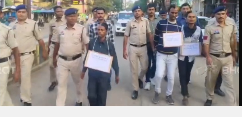 *पेट्रोल डालकर 2 लोगो को जिंदा जलाने वाले आरोपियों का पुलिस ने निकाला जुलूस*