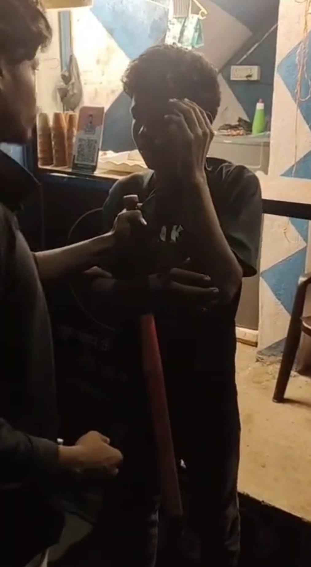 *चोरी करने के आरोप में नाबालिग के साथ मारपीट,बालक बार बार हाथ जोड़कर मांगता रहा माफी,देखे वीडियो*