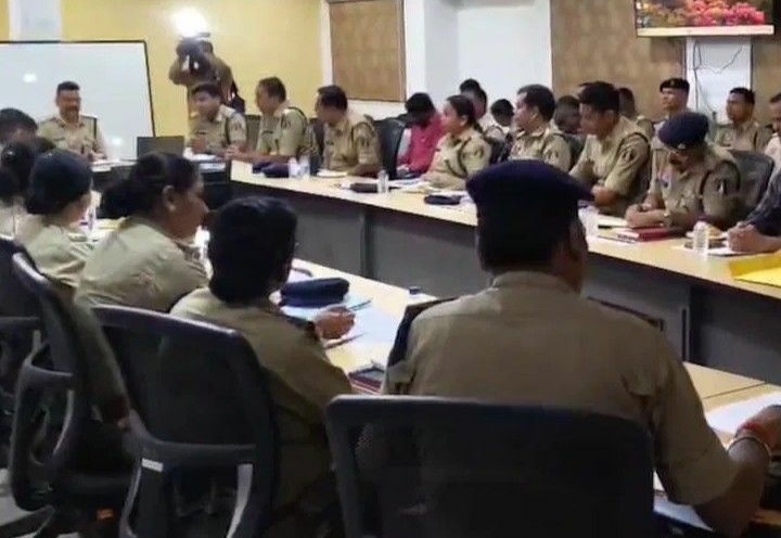 *रायपुर,,पुलिस महानिरीक्षक रायपुर रेंज अमरेश मिश्रा ने समस्त पुलिस अधिकारियों की ली समीक्षा बैठक,,,ऑपरेशन निश्चय के तहत पुलिस ने चलाया विशेष अभियान*