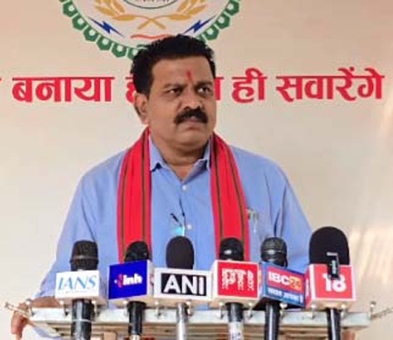 *मुख्यधारा में लौटे नक्सली जेल में मिले अपने परिजनों से*