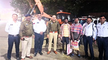 *रायपुर,,रेलवे ट्रैक पर गिरे खाने को खाया..5 दिन पैदल चलकर पहुंचे रायपुर; हैरान करने वाली दो युवकों की कहानी,,थाना प्रभारी हुए भावुक*