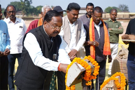 *कृषि मंत्री नेताम ने बलरामपुर के डौरा-कोचली खरीदी केंद्र में धान खरीदी का किया शुभारंभ*