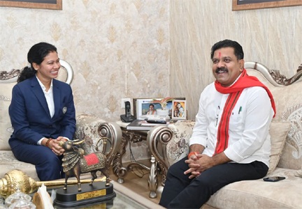 *उपमुख्यमंत्री विजय शर्मा मिले वर्ल्ड कप विजेता भारतीय महिला क्रिकेट टीम की फिजियोथेरेपिस्ट आकांक्षा सत्यवंशी से, दी शुभकामनाएं*