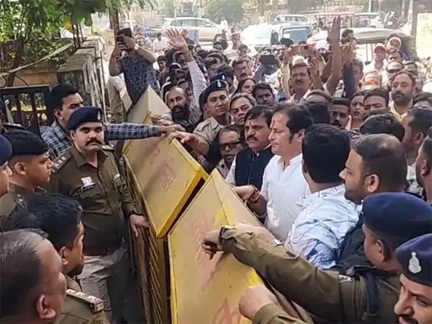 *चौपाटी विवाद: कांग्रेसियों ने घेरा थाना*