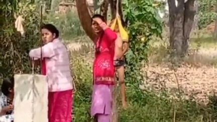 *बच्चे को पेड़ से लटकाकर सजा देने वाली शिक्षिका बर्खास्त*