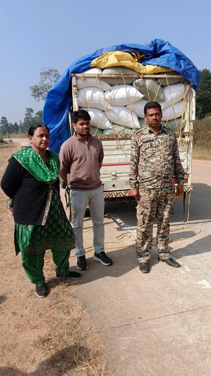 *राजस्व टीम ने साईंटागर बैरियर के पास 60 बोरी अवैध धान परिवहन करते किया जब्त*