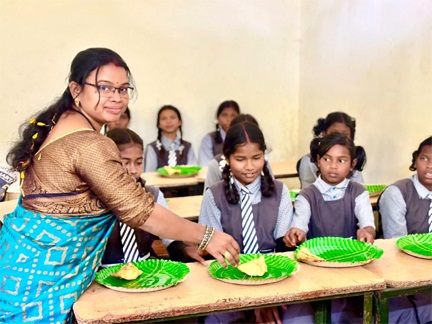 *शिक्षिका ने अपने जन्मदिवस पर दिया न्यौता भोज*