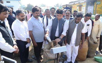 *राजस्व मंत्री टंकराम वर्मा ने कांकेर जिला के मालगांव खरीदी केन्द्र में पूजा अर्चना कर धान खरीदी का किया शुभारंभ*