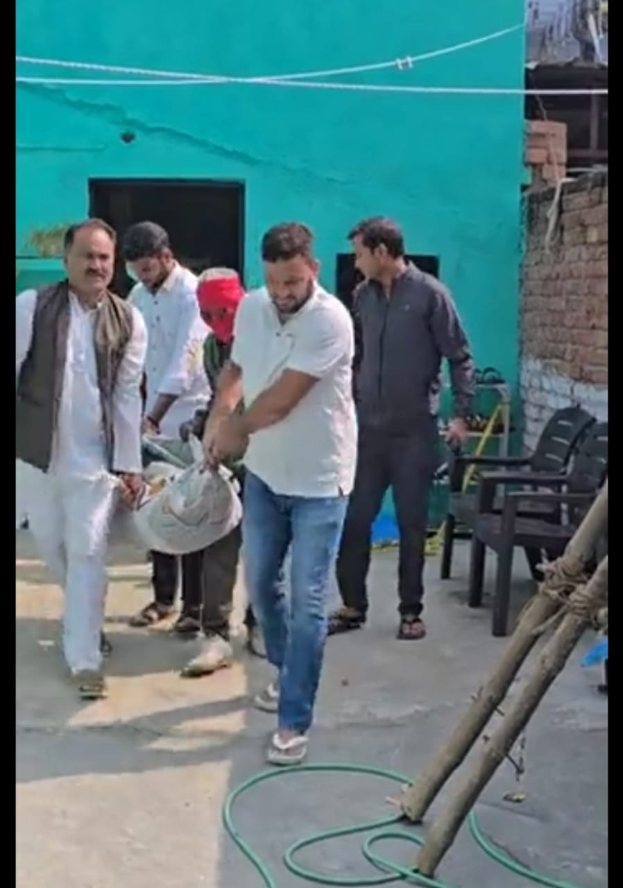 *पति ने की पत्नी की हत्या,3 साल का बच्चा अपनी मां के खून से लथपथ शव के पास रोता हुआ मिला*