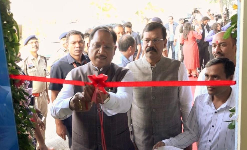 *रायपुर,,एयरपोर्ट के यात्री टर्मिनल पर वीवीआईपी मूवमेंट के दौरान आम यात्रियों को होने वाली असुविधा होगी समाप्त*