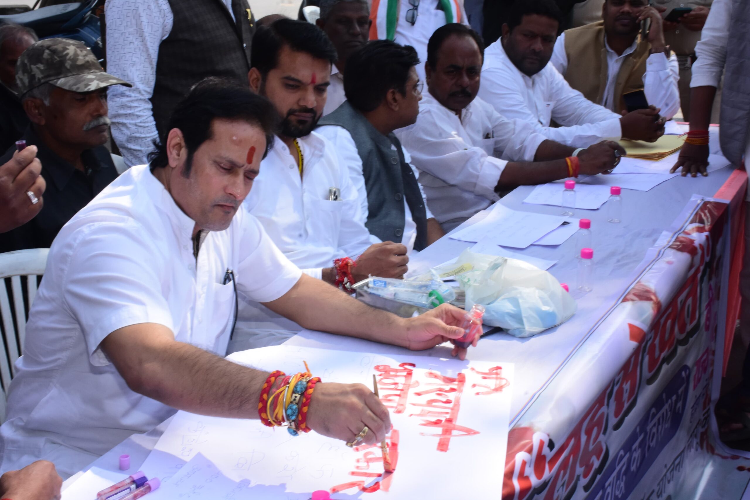 *रायपुर,,बिजली बिल के माध्यम से लहू पी रही भाजपा सरकार को आम जन एवं कांग्रेस पार्टी ने लिखा लहू से खत*