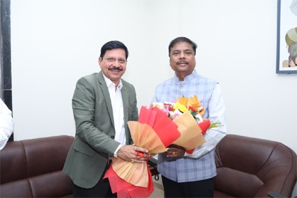 *वन मंत्री कश्यप से एसईसीएल के सीएमडी ने की सौजन्य भेंट*