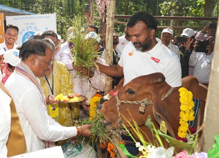 *बस्तर संभाग में महिलाएं डेयरी व्यवसाय से बन रही हैं आत्मनिर्भर*
