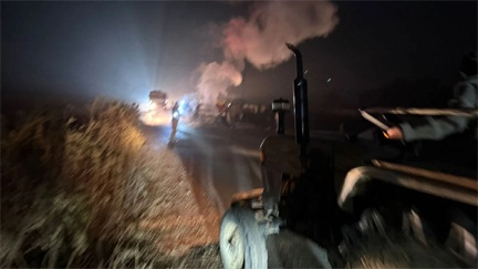 *तेज रफ्तार कार ने युवक को कुचला, गुस्साए लोगों ने लगाई गाड़ी में आग*