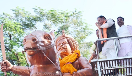 *मुख्यमंत्री विष्णुदेव साय ने जयस्तंभ चौक में किया शहीद वीर नारायण सिंह के त्याग और संघर्ष का स्मरण*