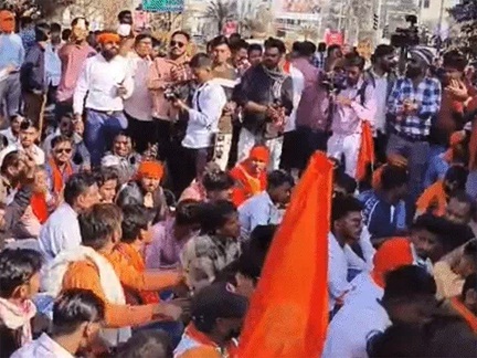 *रायपुर,,तेलीबांधा थाने के सामने सड़क पर बजरंग दल का चक्काजाम*