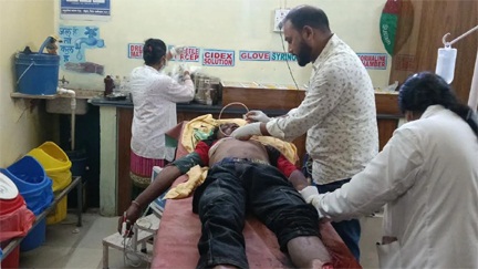 *बेकाबू ट्रेलर की टक्कर से ट्रक के पहिए में फंसा युवक, हालत गंभीर*