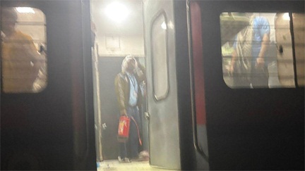 *आजाद हिंद एक्सप्रेस में आग लगने से मचा हड़कंप, चेन पुलिंग कर रोकी ट्रेन*