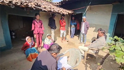 *युवक ने खुद पर पेट्रोल डालकर लगाई आग, इलाज के लिए अस्पताल जाने से किया इंकार*