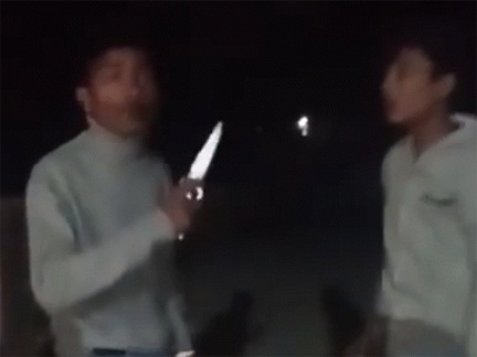 *चाकू की नोक पर एक युवक से पैर छूकर माफी मंगवाई*