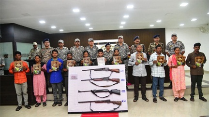 *गढ़चिरौली में 82 लाख के इनामी 11 माओवादियों ने डाले हथियार*