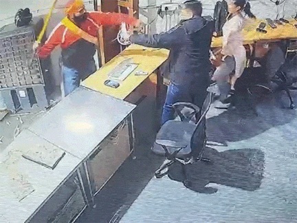 *मैग्नेटो मॉल में धर्म पूछकर तोड़फोड़*