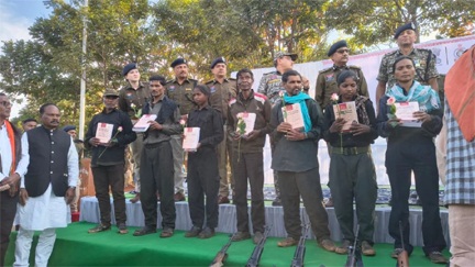 *एक करोड़ के इनामी रामधेर समेत 12 माओवादियों का सरेंडर*