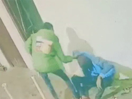 *ठंडा भजिया लाने पर दोस्त को मार-डाला*