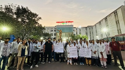 *मेडिकल पीजी सीटों की नई नीति के विरोध में उतरे डॉक्टर और मेडिकल छात्र*