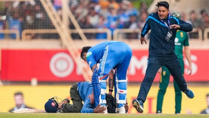 *बाउंड्री कूदकर मैदान में घुस आया विराट कोहली का फैन छुए पैर*