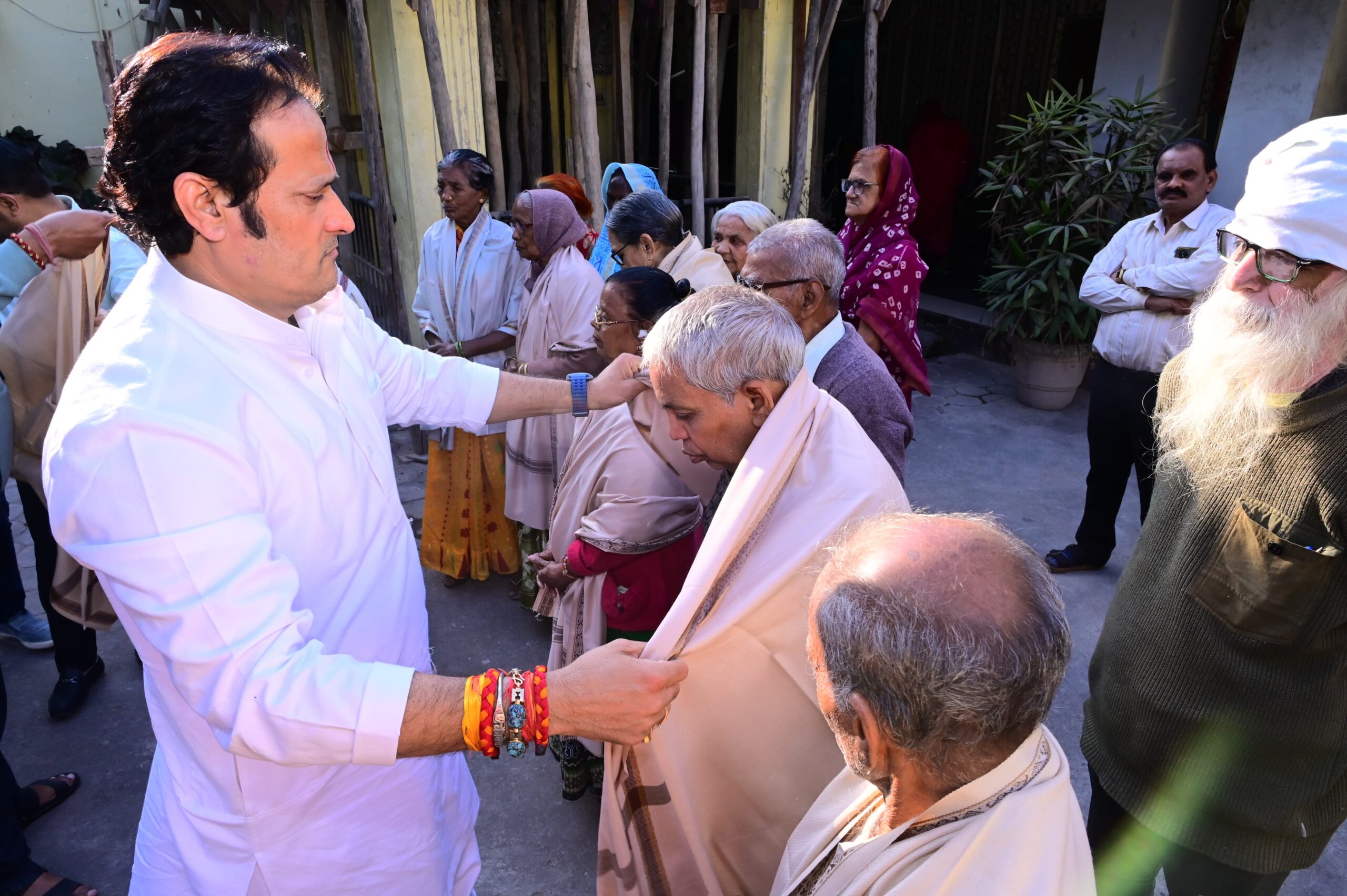 *रायपुर,,140स्थापना दिवस को सेवा भाव के रूप में मनाया,,ठंड के मौसम में बुजुर्गों को साल भेंट किया गया*