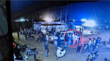 *शराब दुकान से 4 कर्मचारियों को उठा ले गए बदमाश, देखती रह गई भीड़*