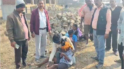 *स्टंटबाजी के दौरान बाइक से उछलकर सड़क पर गिरे दो छात्र, हालत गंभीर*