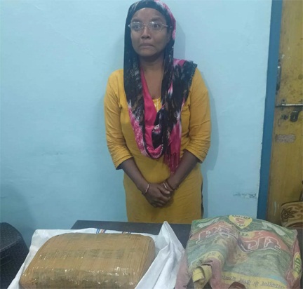 *रायपुर: तेलीबांधा में गांजा बेच रही महिला गिरफ्तार*