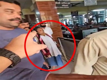 *बच्ची से रेप करने वाले बुजुर्ग आरोपी को देख लोगों में आक्रोश भड़का गुस्से में अपशब्द कहे*