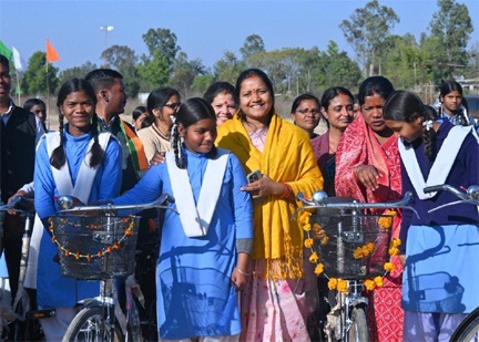 *सरस्वती साइकिल योजना से बालिकाओं को मिला शिक्षा का संबल*