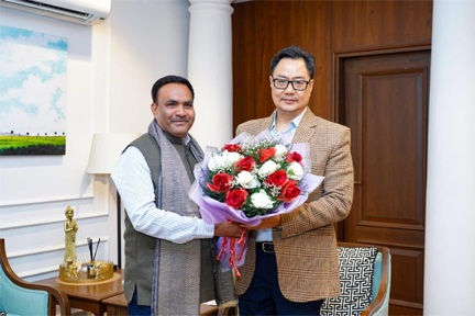 *छत्तीसगढ़ राज्य वक्फ बोर्ड के अध्यक्ष डॉ. सलीम राज केंद्रीय अल्पसंख्यक मंत्री किरेन रिजिजू से सौजन्य भेंट की *