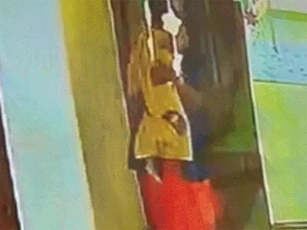 *डे-केयर स्कूल में बच्ची से बर्बरता, गेट पर पटकने का मामला सामने आया*