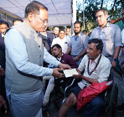 *मुख्यमंत्री जनदर्शन: दिव्यांग प्रवीण गिरी गोस्वामी को पुत्री की शादी के लिए मिला 20 हजार का तत्कालीक सहायता*