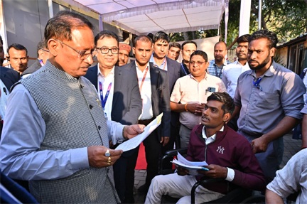 *दोनों पैर से दिव्यांग राज शर्मा को 20 हजार रूपए की आर्थिक सहायता*