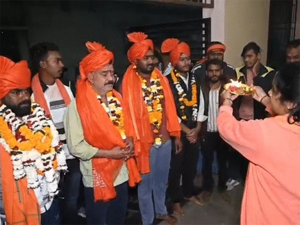 *मैग्नेटो-मॉल में तोड़फोड़ के आरोपियों की उतारी आरती*