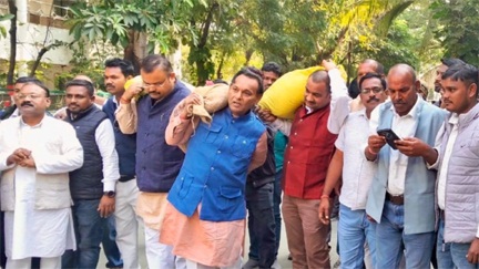 *बिलासपुर में कंधे पर धान की बोरी लादकर ज्ञापन सौंपने पहुंचे कांग्रेसी*